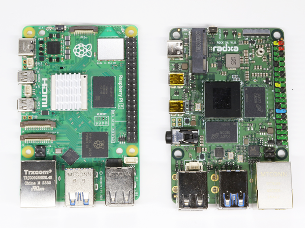 Raspberry Pi 5（左）とROCK 5A（右）。