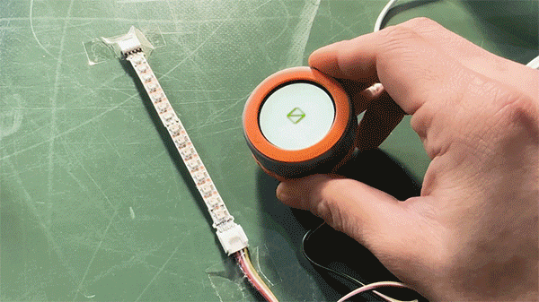 ノブの回転とパネルのタッチ、物理ボタンの押下の情報を取得し、GROVEコネクターでつないだLEDテープと連携する。