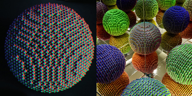モジュールを球状に配置した『TransColor Sphere』。「赤・青・黄・緑」の4色しか用いていないが、並置混色という技法によって実際よりも多くのカラーバリエーションを知覚させる（出力協力：ミマキエンジニアリング）。（写真提供：積彩）