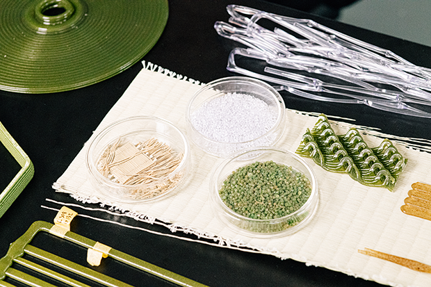 透明な酢酸セルロースをベースに、い草の粉末や顔料を混ぜ合わせていく。