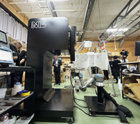 ExtraBoldが樹脂リサイクル体験型ショールームを公開、ロボットアーム式3Dプリンターを国内初披露