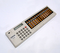 アナログからデジタルへの境目に誕生した異端的そろばん電卓　SHARP「ELSI MATE EL-8048 ソロカル」