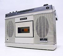 白という流行を身にまとったモード系ラジオカセットコーダーSONY「CASSETTE-CORDER CF-2580」
