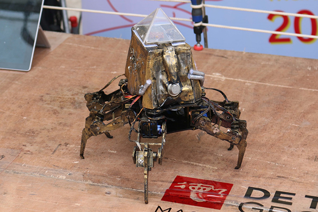 イカやタコを思わせる外観のロボット。スマホで操作する。（DeTao Master Roy Ascott Studio）