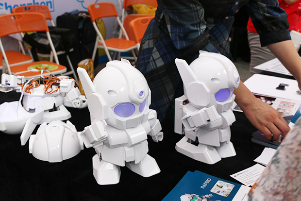 日本のロボット、ラピロも登場。2頭身デザインが現地でも観客の目を引いた。（スイッチサイエンス）