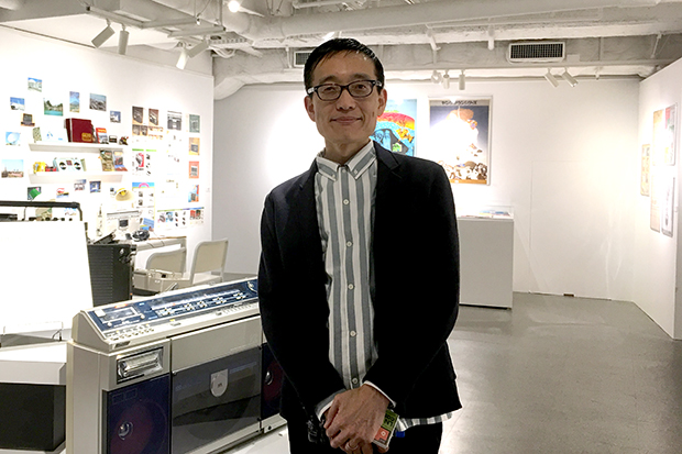 「大ラジカセ展」を監修した家電蒐集家の松崎順一さん。NHKの朝の連ドラでも時代考証に関わるなど、活躍の幅を広げている。