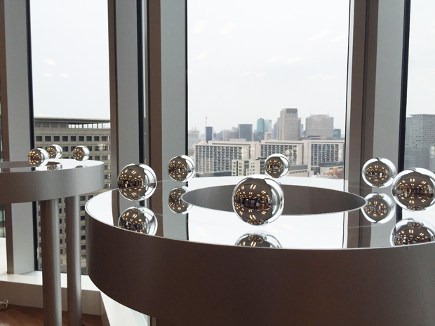 レブィトロープ：金属球を磁気浮上させ、景観を球体に映しとりながらドーナツ状のテーブルの上を動き続ける。