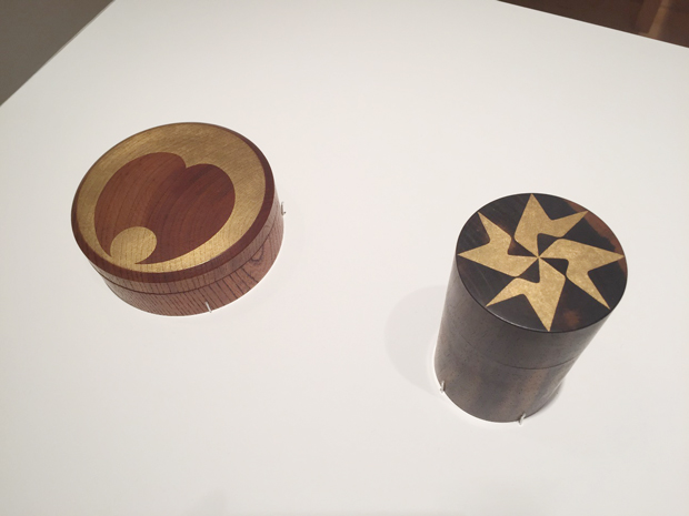試作品：金箔置きキャンディーボックス（左）、シガレットボックス（右）