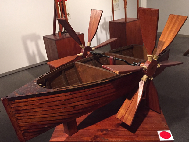 外輪船：船の規則的な航行とスピードを高めるために考えた船。流線型のボディーは魚の形をモデルにしていた。
