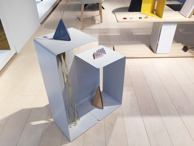 横関亮太による板金の特性を生かしたシステム家具「Fold Series」。単体でも組み合わせても使える。この家具を組み合わせて棚にもできる、シンプルなデザインだが汎用性の高い家具だ。