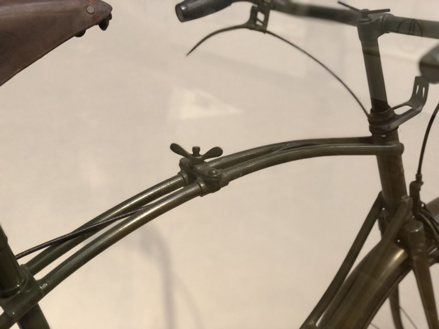 自転車の進化は戦争によって生まれることもあった。折りたたみ自転車は1895年にフランス軍が発明したもので、本展では第二次世界大戦でイギリス軍が使用した自転車が展示されている。