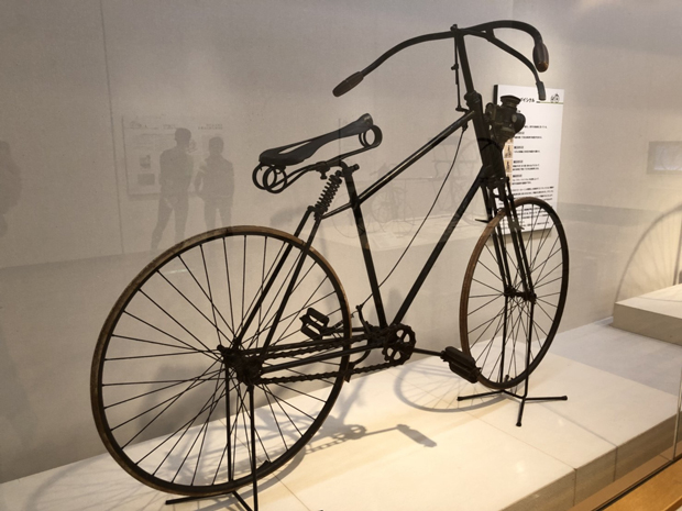 セーフティーバイシクル：前輪は方向決め、後輪は自転車を前に走らせるためと車輪の役割を分けた自転車。これで現代の自転車とほぼ同じ仕組みになった。1879年に登場したものなので、誕生から約60年でこの形までたどり着いた。