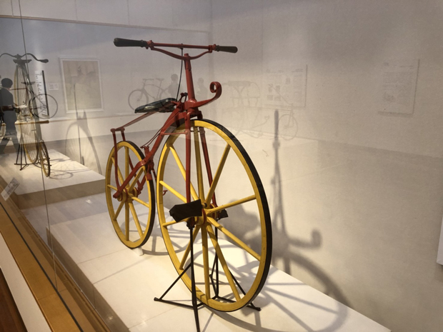 ミショー型自転車：馬車を作っていたミショー親子が発明した、前輪にクランクとペダルが付いた自転車。
