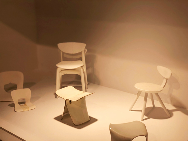 さまざまな椅子のスタディー模型、中央にバタフライスツールの模型がある。