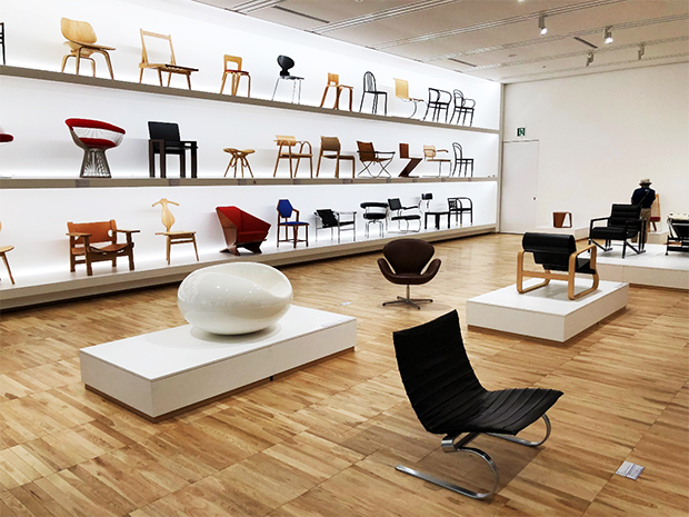 富山県美術館は展示台に置かれていない椅子は、座ることができる珍しい展示スタイルをとっている。なかなか座る機会のない椅子に座れるのでぜひ座り心地を試してほしい。