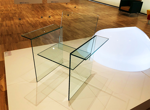 《上：光の椅子、下：ガラスの椅子》あまりの独創性ゆえ「クラマタ・ショック」という言葉まで生まれた、世界的な日本人デザイナー倉俣史朗が1968年（上）と1976年（下）にデザインした。
