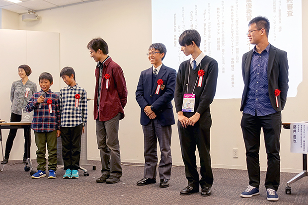 各カテゴリー優秀賞の受賞者。赤いジャケットを着ている村田飛翔さんは「触れんど！ボックス」の作者であり、工業高等専門学校の1年生だ。