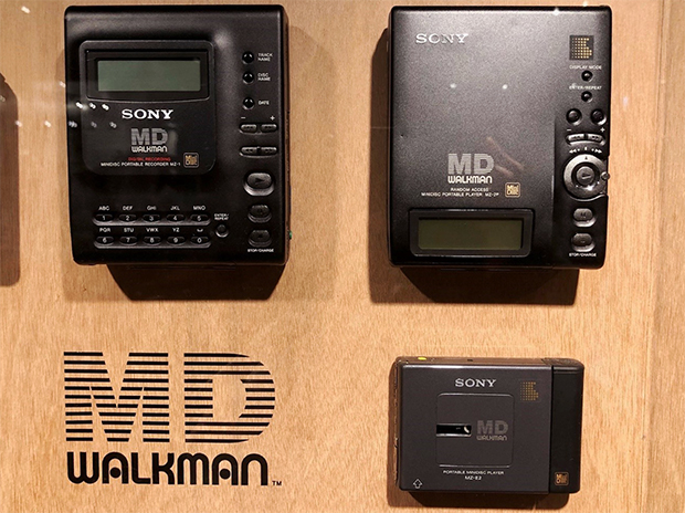 MDウォークマン元年の1992年に発売した「MZ-1」（左上）、「MZ-2P」（右上）。翌1993年に発売した「MZ-E2」（右下）。1年での小型化が尋常ではない。