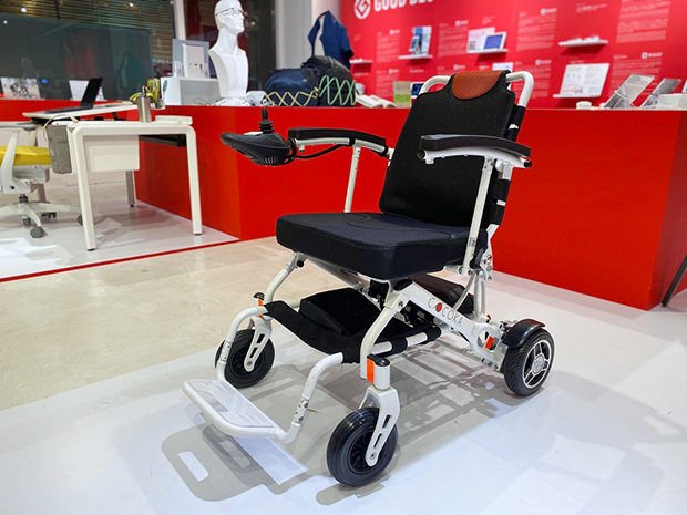 「COCOKA（ココカ）」：コンパクトで軽量、折りたたみもできる電動車椅子。従来のコンパクトな電動車椅子にはなかった、背もたれの張りが調節可能で、座り心地を考えたシートクッションを標準装備している。 