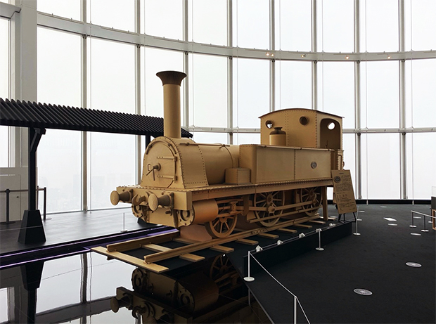 150年ほど前、鉄道開業にあたって日本は英国から蒸気機関車10両を輸入しており、そのうちの1台バルカン・ファウンドリー社のB型タンク式機関車を、段ボールで実寸大に復元したもの。