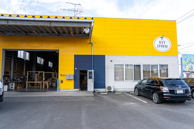 特徴的な黄色の外壁。施設を運営する和以美のショップも併設されている。