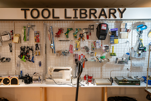 スペースの一角に設けられたTool Library（道具の図書館）。展示されている工具はごく一部で、これらのほかに業務用機材からイベント用の備品まで幅広く対応する。