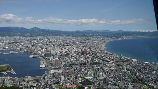 函館山からの風景。合併した下海岸の大部分は写真奥の山々のさらに奥にある。
