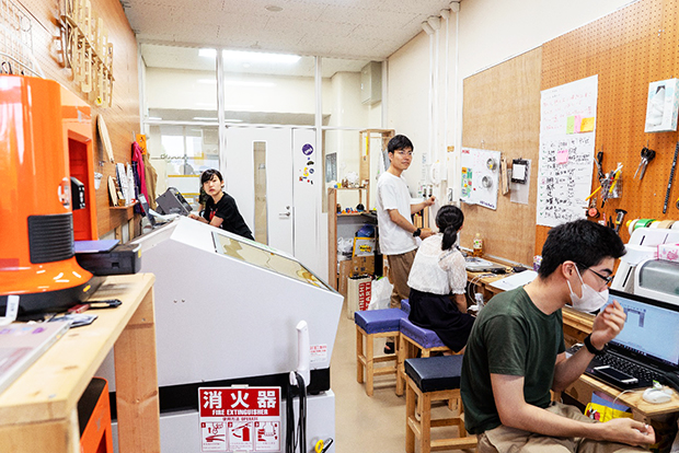 神奈川大学内の空きスペースを改装して立ち上げた「ファブラボ平塚」。利用者の2割から3割は学外のユーザーで、近隣の大学生らも訪れることがあるという。