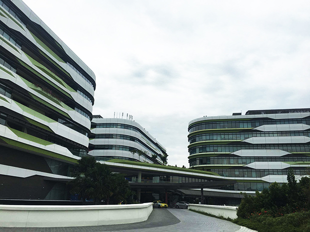 会場のSUTD（Singapore University Technology and Design）は超近代的なキャンパス。MITと単位互換が行われている世界でも珍しい大学である。
