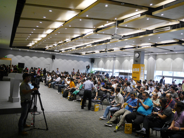 トーク会場も常に満員。マイクロソフト、Indiegogoなどの大企業だけでなく、日本からTryBotsの近藤那央さんなど世界のMakerもトークを行った。