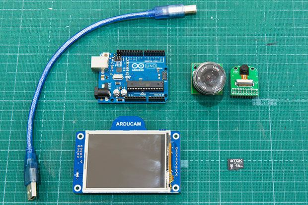 「Arduino UNO」、「Arducam」、「Mt9D111カメラモジュール」、microSDカード。これだけでデジカメの基礎部分は完成です。