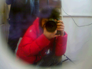 Julieさんを撮影する加藤カメラマンを、Julieさんがくまカメラで撮影した写真。