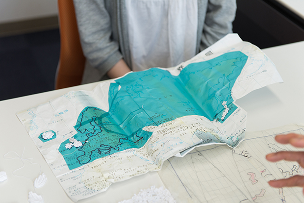 地図を見ながら大陸や島をレース編みで表現していった。