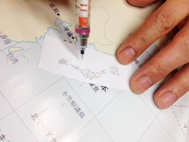 地図を見ながら、レース編みによる日本列島を考案。