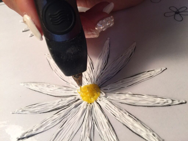透け感を出すために花びらを線で描いた。