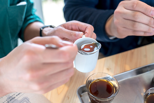 カップの中で3種類のコーヒーを混ぜながら、理想のブレンドを探す。