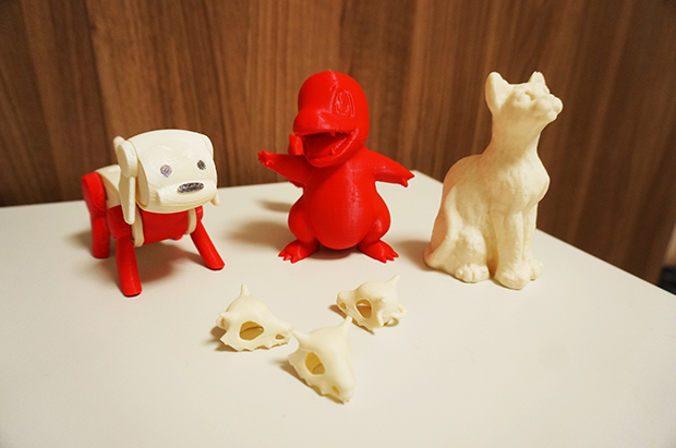 赤はPLA、白はABS。右の猫はサポート材不使用。左の犬はパーツごとに出力して組み立てたものです。ヒトカゲと、カラカラの骨はサポート材使用。