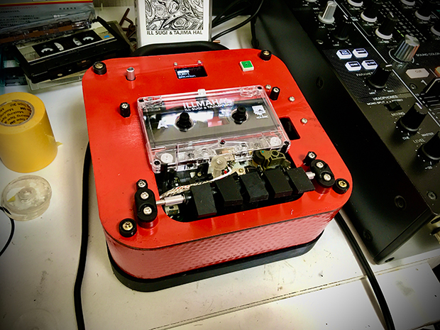 赤色の塗装をしたカセットテープDJ装置