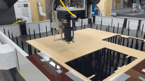 大型レーザーによって高出力で厚板を切っていく。