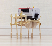Dr.片山の100均ロボット研究室　おもちゃの電車を載せるだけ！　手のひらサイズの6脚歩行ロボット