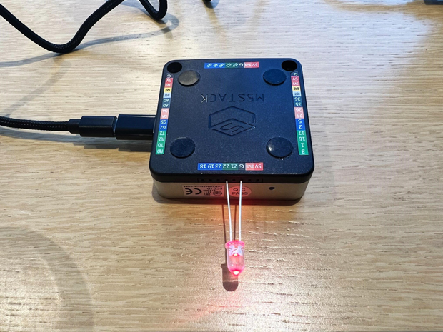 LEDを直接M5Stackの22番ピンに接続するとLEDが発光するので、電気は流れている。