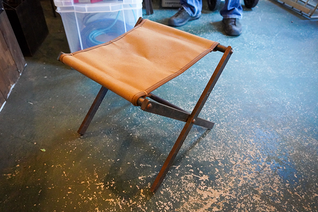 レトロな椅子も鉄パイプの組み合わせで作成ができる。自分の作った椅子を使ってキャンプを楽しむこともできる。