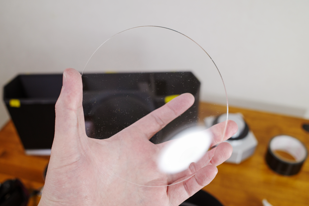 レーザーカッターを使って円形に切り出した透明アクリルを