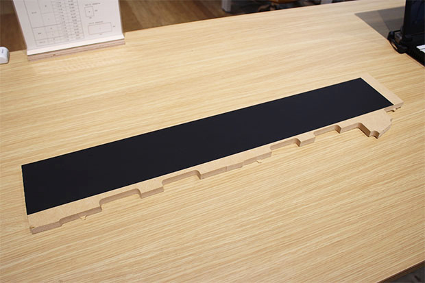 マスキングテープ単体ではセットが難しいため、用意した捨て板に貼り付ける。