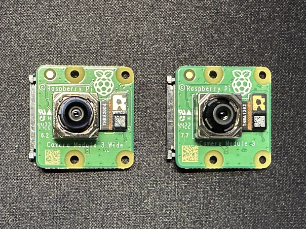 Raspberry Pi Camera Module 3。左側が広角、右が標準。