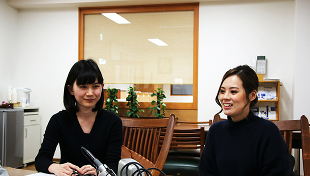 はんだづけ小町のメンバー。左から、直塚香波さん、篠原由佳さん。