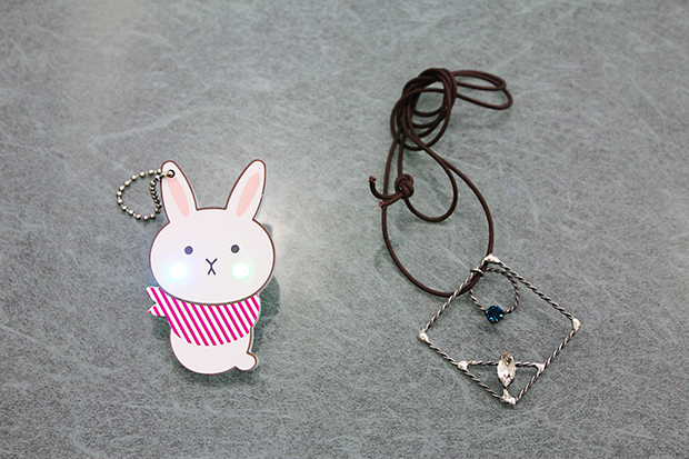 メンバー自らデザインした、ほっぺの光るウサギのキーホルダーと、はんだで仕上げるネックレス。