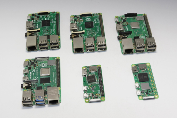 左奥からRaspberry Pi 2 Model B、Raspberry Pi 3 Model B、Raspberry Pi 3 Model B＋。左手前からRaspberry Pi 4 Model B、Raspberry Pi Zero W、Raspberry Pi Zero 2