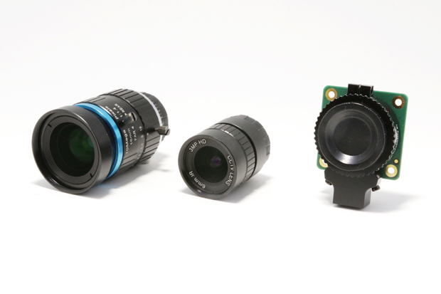 左から16mmのCマウント対応望遠レンズ、6mmのCSマウント対応広角レンズ、Raspberry Pi High Quality Camera