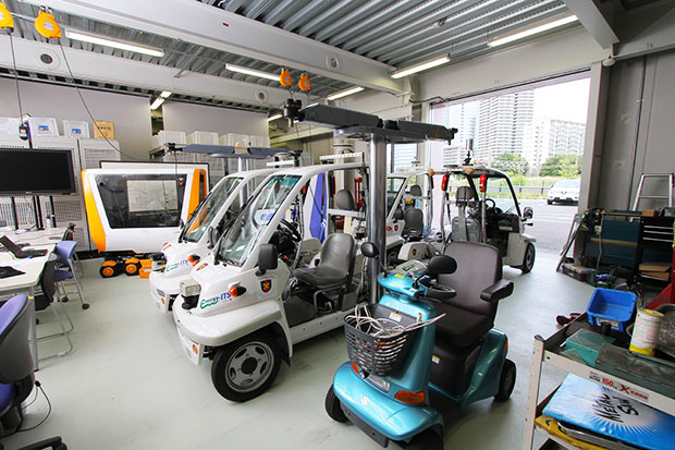 神奈川県の新川崎タウンキャンパスの大前研究室には、試作車や工作機械などが置かれている。